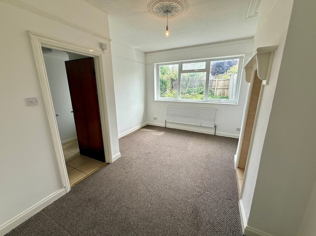 Lot: 112 - TWO-BEDROOM GROUND FLOOR FLAT WITH GARDEN - Bedroom one